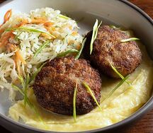 Котлеты с пюре и квашеной капустой