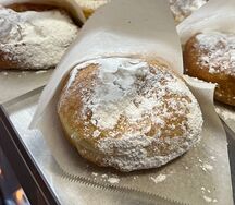 Пончик с начинками из 1- вишневого джема, 2 -вареной сгущенки, 3-воздушного заварного крема