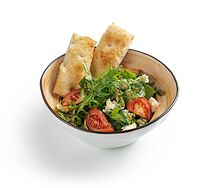 Салат с моцареллой и томатами