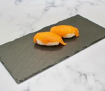 Суши с лососем