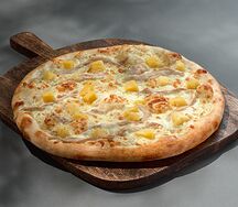 Пицца с ананасами