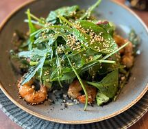 Салат с аргентинскими креветками и авокадо в соево-ореховом соусе