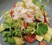 Салат с камчатским крабом и томатами в имбирно-соевом соусе