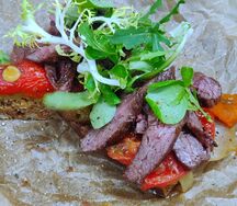 Брускетта с ростбифом на ржаном тосте с томатами и сладким перцем
