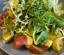 Салат с томатами, авокадо и рукколой 