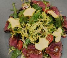 Салат с ростбифом, мини-картофелем и артишоками