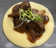 Телячьи щёчки с мятым картофелем