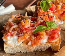 Брускетта со свежими томатами, сыром Страчателла и муссом из авокадо на пшеничном тосте