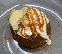 Печеное яблоко с орехами и медом