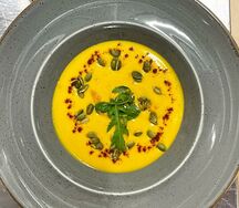 Тыквенный суп с креветками и страчателлой