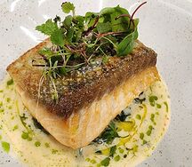 Стейк из лосося со шпинатом в сливочном соусе