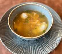 Куриный суп с домашней лапшой и перепелиным яйцом