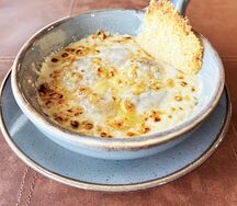 Гребешок запечёный в сливочном биске с пармезаном