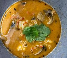 Том ям с морепродуктами