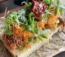 Брускетта со слабосоленым лососем на пшеничном тосте со сливочным кремом и муссом из авокадо