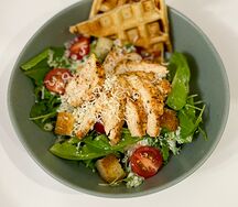 Салат Цезарь с курицей