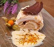 Меренговый рулет с фундуком