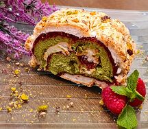 Меренговый рулет с фисташкой и малиной