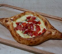 Хачапури по-аджарски Три сыра с помидорами