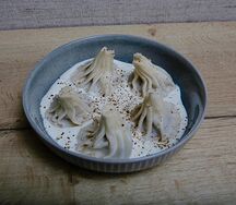 Мини-хинкали с говядиной под перечным соусом