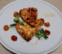 Жареный сулугуни в миндальных лепестках с вареньем из белой черешни