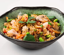 Жареный рис с яйцом и креветками