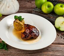 Утиная ножка с печеным яблоком