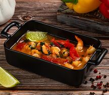 Креветки, припущенные с базиликом и томатами