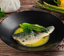 Сибас в лаймово-мятном соусе со спаржей