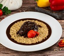 Говяжьи щечки с перловкой