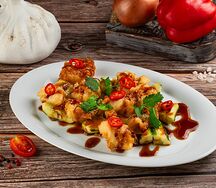 Хрустящие кальмары с битыми огурцами и соусом терияки