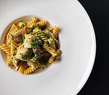 Фузилли с шампиньонами в соево-горчичном соусе