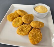 Куриные наггетсы с сырным соусом