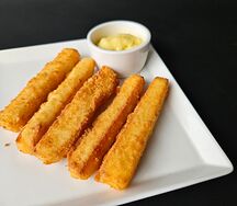 Сырные палочки с чесночным соусом