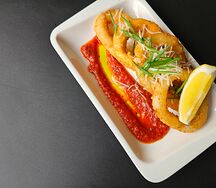 Каламари фритти с пастой из припущенных томатов