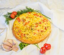 Лепешка с томатами и базиликом
