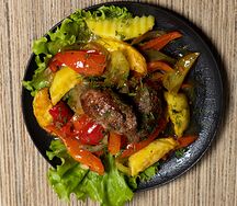 Говяжьи колбаски с овощами