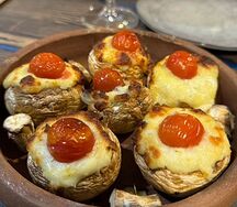 Шампиньоны, запечённые с сыром сулугуни