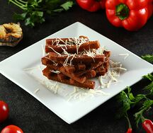 Гренки с пармезаном и чесночным соусом