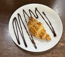 Круассан с вареной сгущенкой