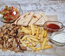 Гирос из свинины на тарелке большая порция