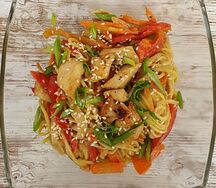 Wok c курицей в сливочном соусе