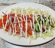 Салат со свежими овощами и чесночным соусом