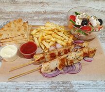Шашлык (Сувлаки) куриный на тарелке большая порция