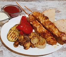 Тарелка с мясом и овощами