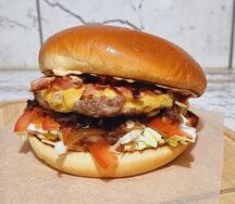 Бургер из говядины с карамелизированным луком