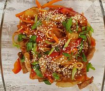 Wok со свининой и ананасами