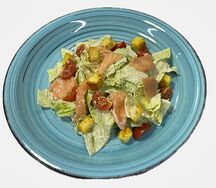 Салат Цезарь с лососем