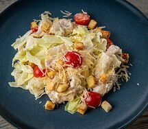 Салат цезарь с курицей