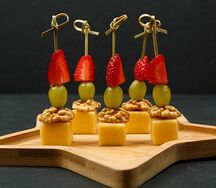 Канапе Сыр с винoградом
